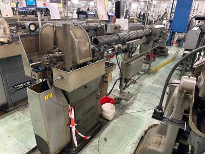 une image représentant une machine en fonctionnement dans une usine