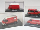 trois modèles d'ambulances rouges et blanches dans des boîtes transparentes