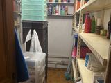une pièce où il y a beaucoup d'étagères et de cartons