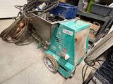 une image d'un tas de ferraille dans un garage