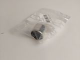 un sac en plastique contenant une vis, posé sur une table