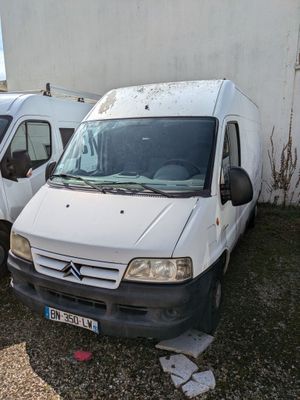 deux camionnettes blanches garées l'une à côté de l'autre dans un parking