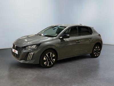 Une voiture grise est garée dans une pièce aux murs blancs.
