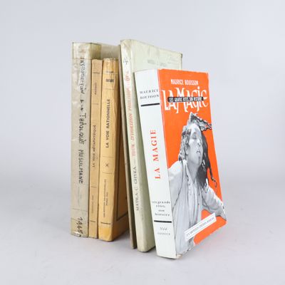 trois livres sont empilés sur une surface blanche