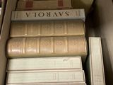 une boîte remplie de livres posée sur une table