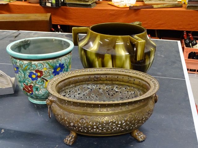 Deux cache-pots en céramique (D intérieur 26 et 23), jardinière e...