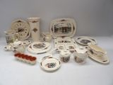 de nombreux types de plats et de tasses sur la table