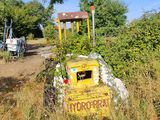un tracteur garé sur le bord d'un chemin de terre