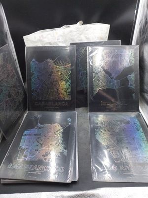 trois livres sont posés sur une table dans une voiture