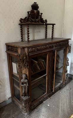 une armoire en bois avec une porte vitrée et une horloge posée dessus