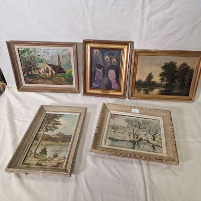 quatre tableaux encadrés représentant une scène de vie à la ferme et une maison sur une colline