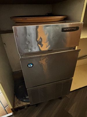 une image d'une cuisine avec un réfrigérateur et un lave-vaisselle