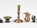 un grand nombre d'objets différents posés sur une table