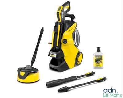 un produit de nettoyage et de désinfection jaune et noir sur fond blanc