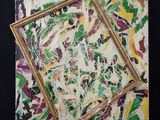 une photo d'une œuvre d'art posée sur une table
