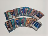 une pile de cartes empilées les unes sur les autres sur une table