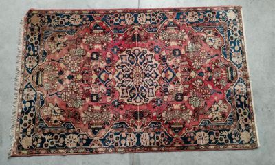 un tapis rouge orné d'un motif en médaillon au centre