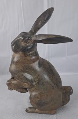 une statue représentant un lapin assis sur ses pattes arrière