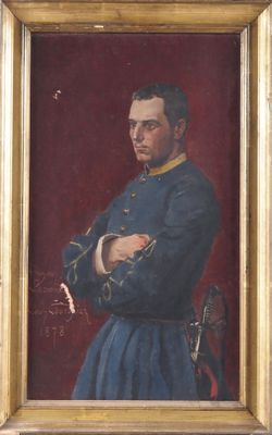 portrait d'un homme en uniforme bleu, les bras croisés