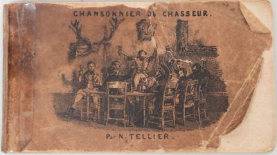 un vieux livre sur lequel figure la photo d'un groupe de personnes assises autour d'une table