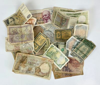 une pile de vieux billets posée sur une surface blanche