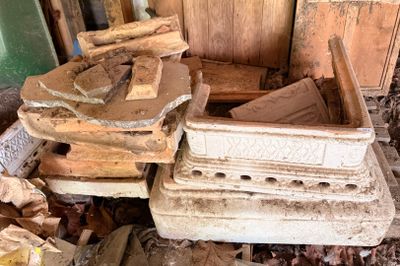 de nombreux morceaux de bois empilés les uns sur les autres