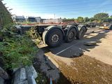 un gros semi-remorque garé sur le bord de la route