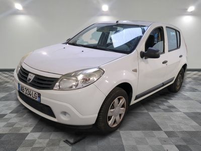la photo d'une petite voiture blanche garée dans un garage