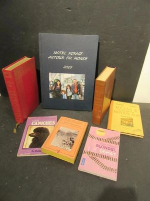 plusieurs livres sont posés sur une table les uns à côté des autres