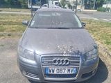 une voiture sale garée sur le bord de la route