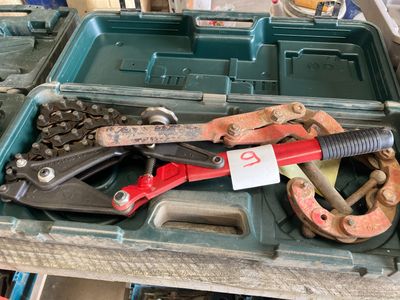 une boîte à outils avec des outils sur une table