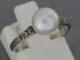 une image d'une bague ornée d'une perle et de diamants