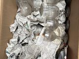 une boîte en carton contenant des bouteilles d'eau vides