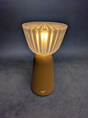 une lampe posée sur une table