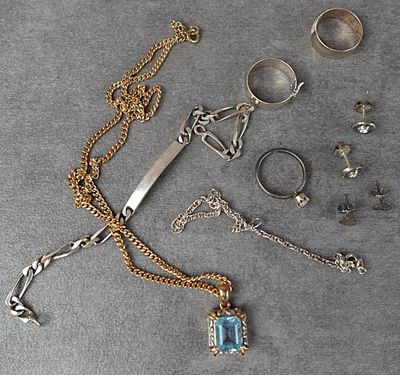 beaucoup de bijoux posés sur la table
