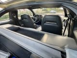 l'intérieur d'une voiture, la portière ouverte et le siège passager rabattu
