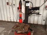 une machine rouge qui se trouve dans un garage