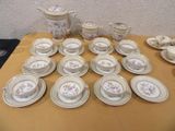 une table avec beaucoup d'assiettes et de tasses
