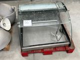 une vitrine en verre posée sur une palette