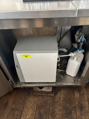 un petit réfrigérateur dans un coin de la cuisine