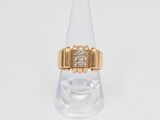 une photo d'une bague en or et diamants posée sur un socle en verre transparent