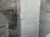 une grande pile de matelas blancs dans un entrepôt