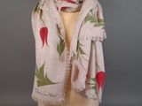 écharpe beige ornée de radis rouges et de feuilles, posée sur une tête de mannequin