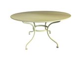 une image représentant une table blanche avec un plateau rond et un piètement en métal
