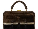 une image représentant un sac marron et noir sur fond blanc
