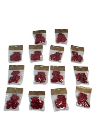 de nombreux petits sachets de fleurs rouges sur un fond blanc