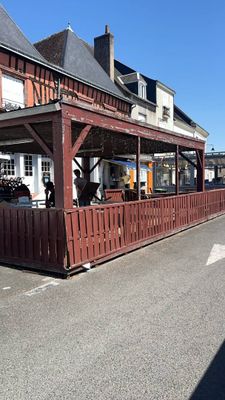 un bâtiment abritant un restaurant au bord de la route