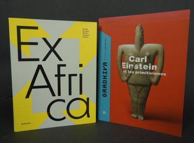 Les deux livres sont posés sur une surface noire.
