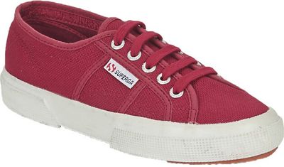 un gros plan sur une paire de baskets rouges sur fond blanc