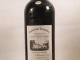 une bouteille de vin posée sur une table